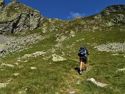 44 In decisa salita su sentirino ben tracciato